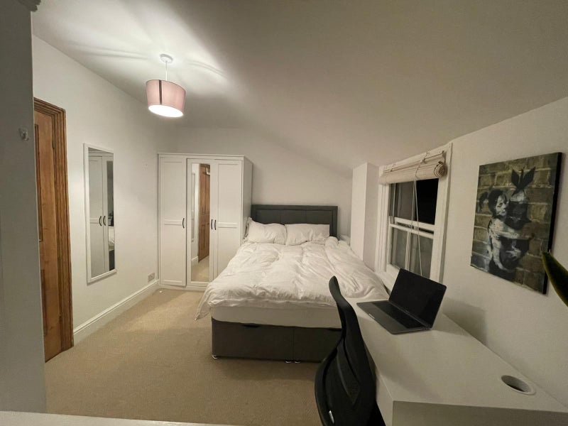 Room Killyon Road in Greater London