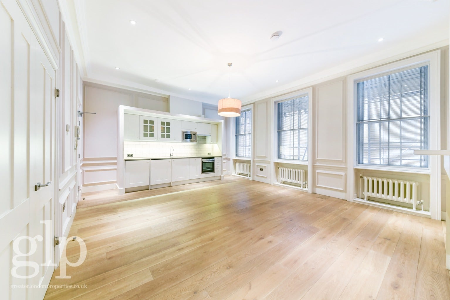 Flat Litchfield Street in City of Westminster