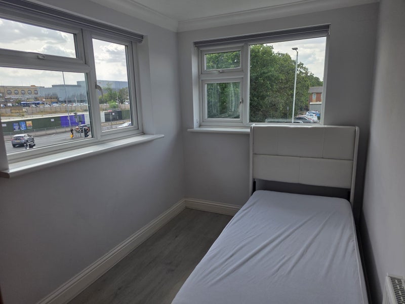 Room Honeypot Lane in Basildon