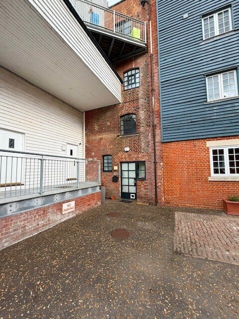 Flat Weir Court in Canterbury