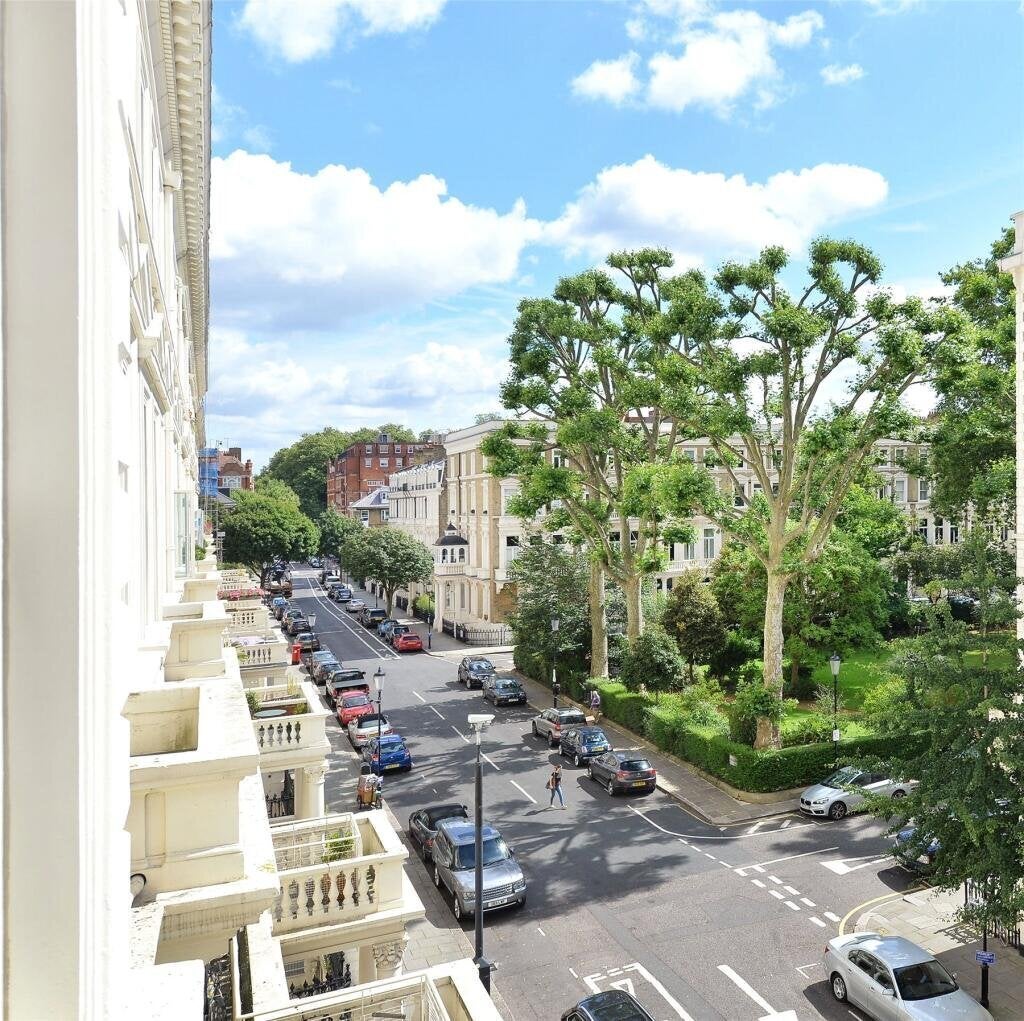 Flat Earl's Court Square in Greater London