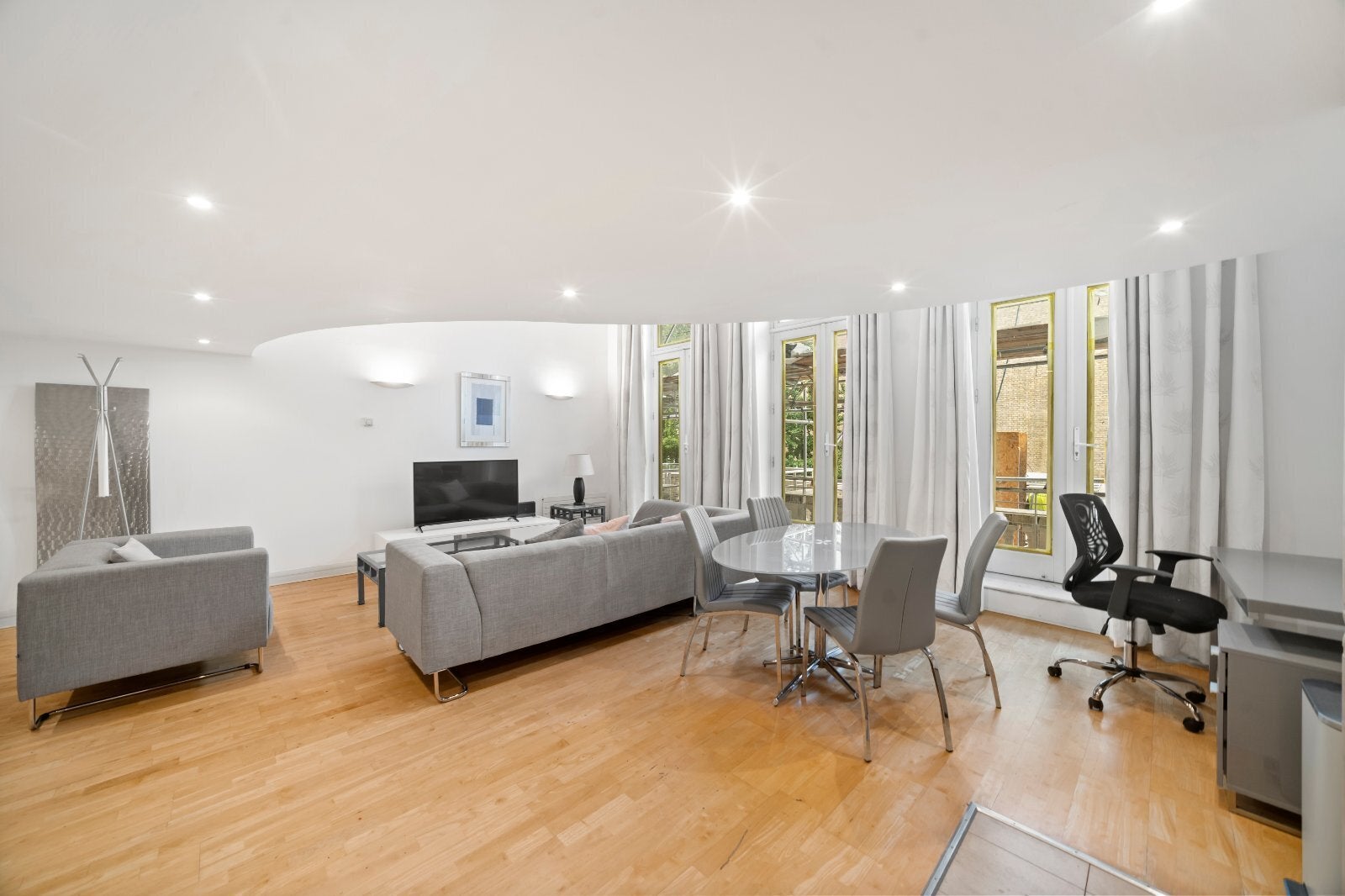Flat Earl's Court Square in Greater London