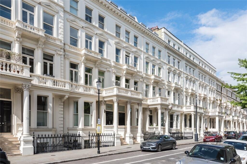 Flat Earl's Court Square in Greater London