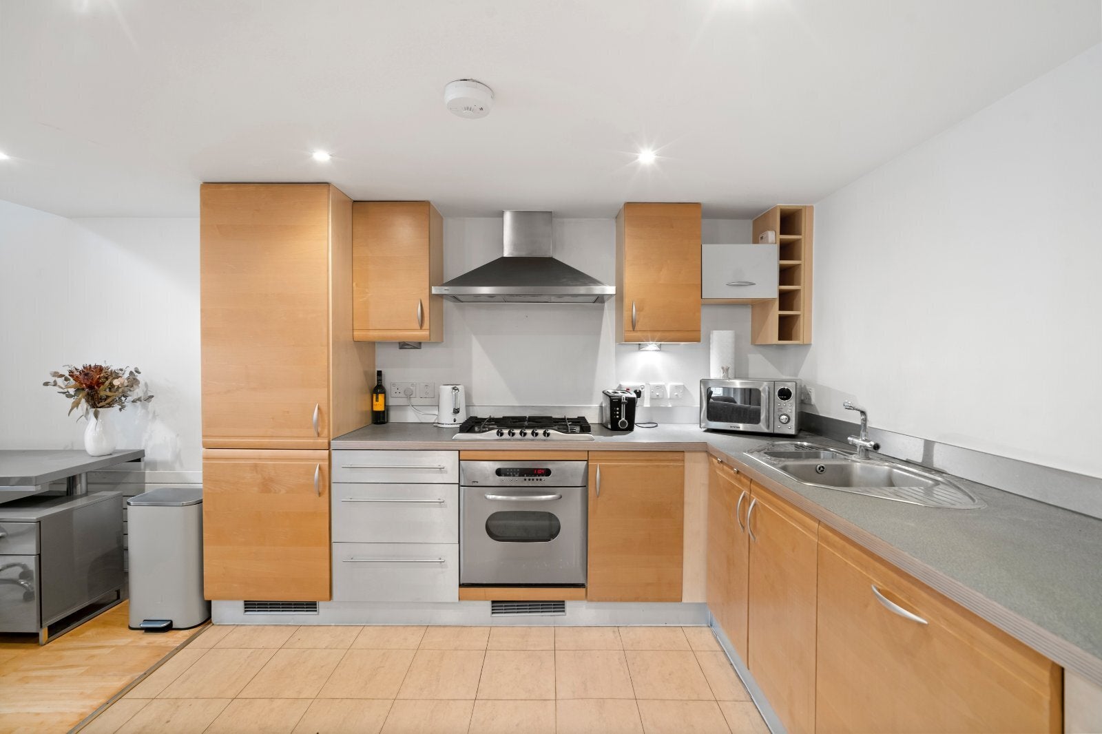 Flat Earl's Court Square in Greater London