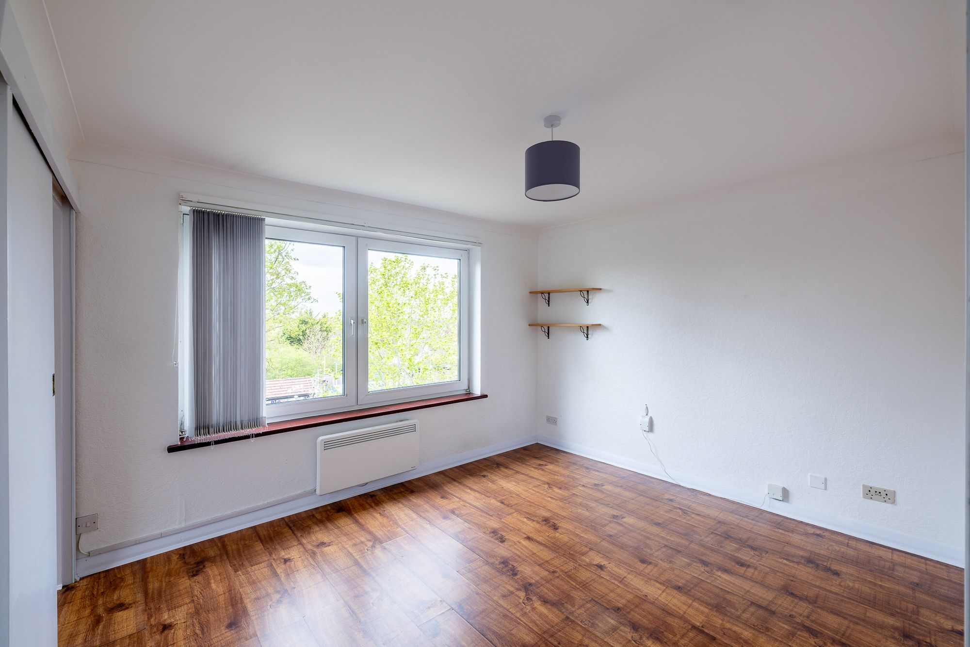 Flat Mayfield Road in Greater London