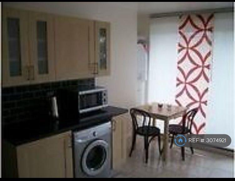 Room Aldrington Road in Greater London