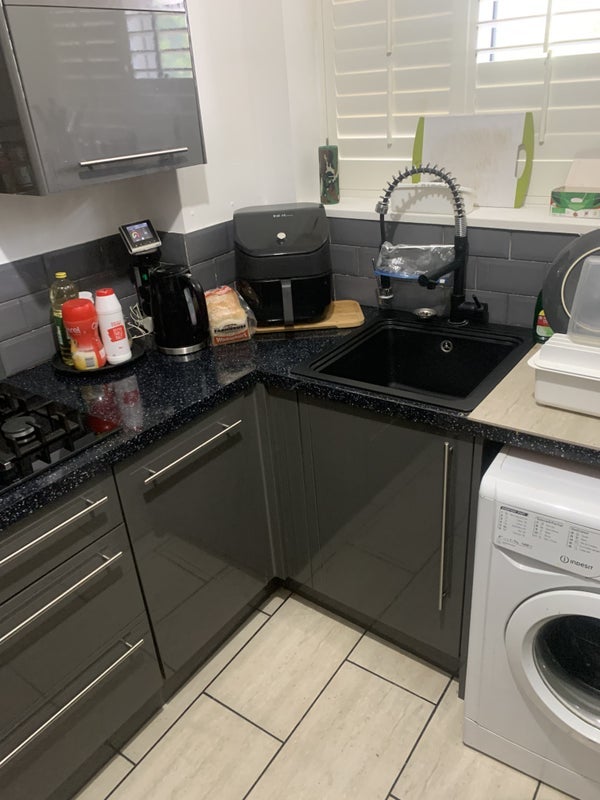 Room Estate Road in Greater London