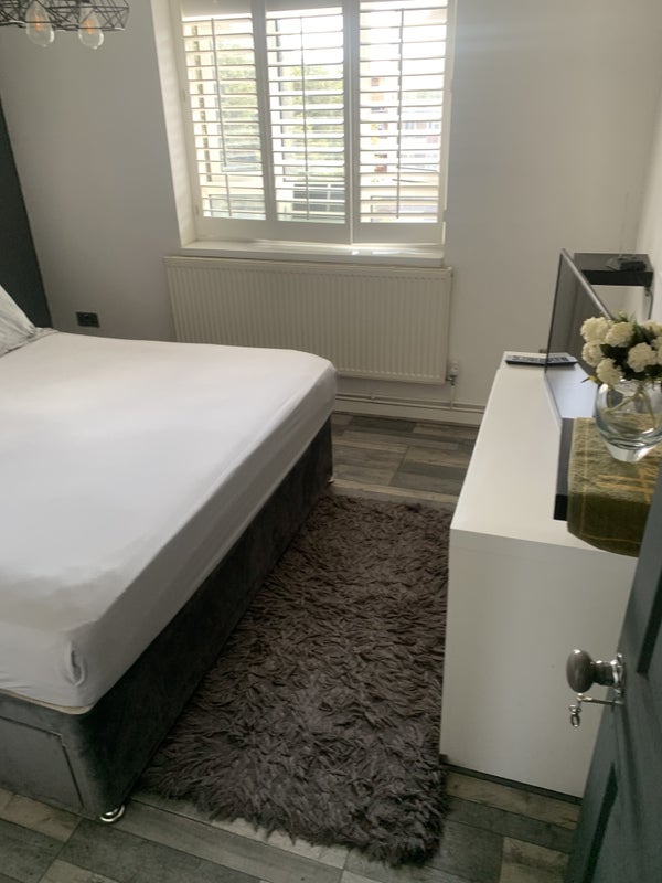 Room Estate Road in Greater London