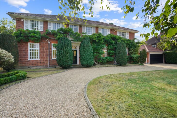 House New Road in Elmbridge