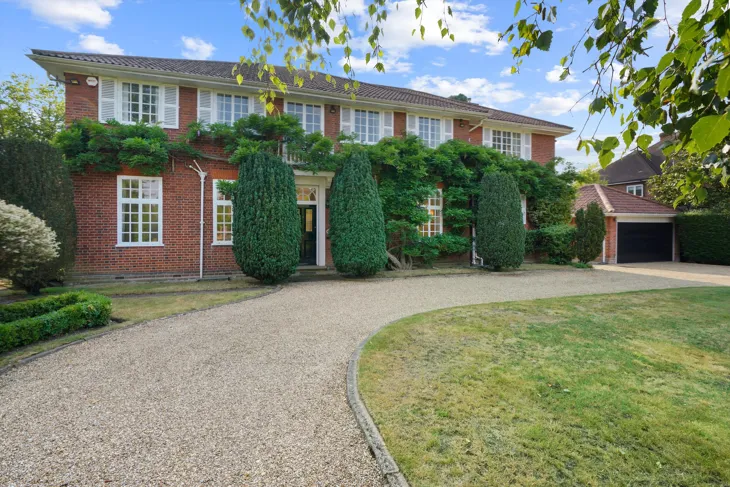 House New Road in Elmbridge