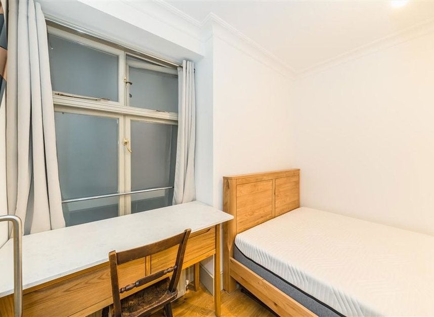 Flat Whitehall Court in City of Westminster