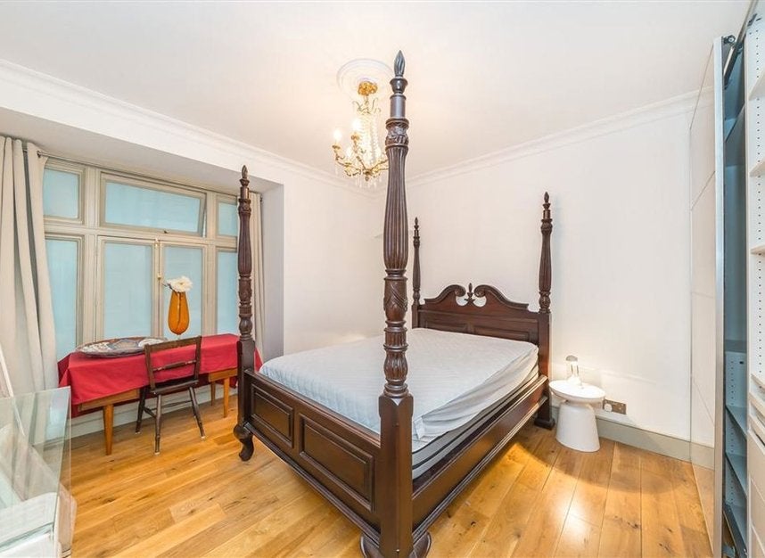 Flat Whitehall Court in City of Westminster
