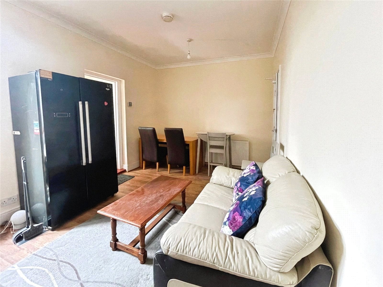 Flat Queen's Road in Borough of Runnymede
