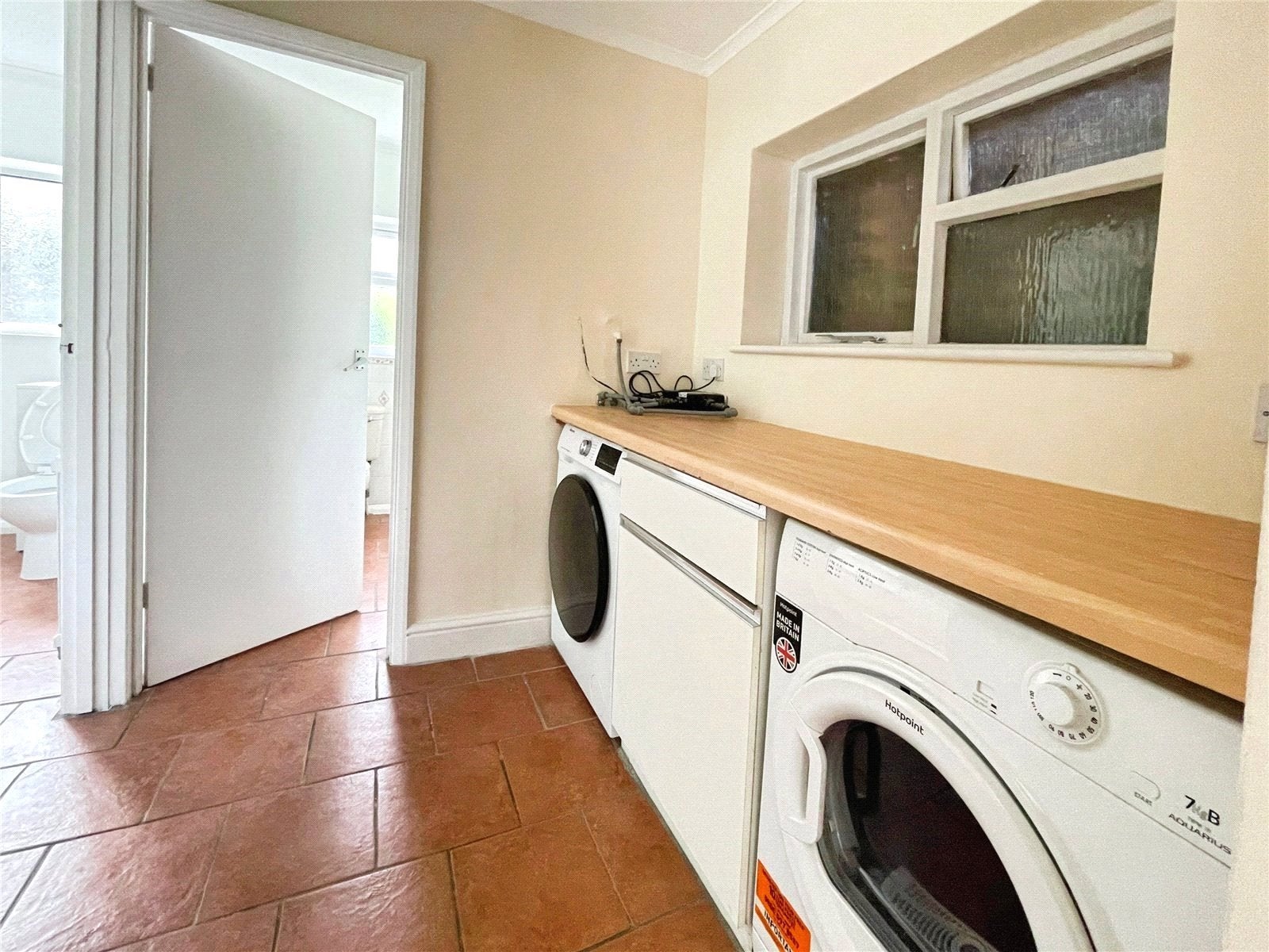 Flat Queen's Road in Borough of Runnymede