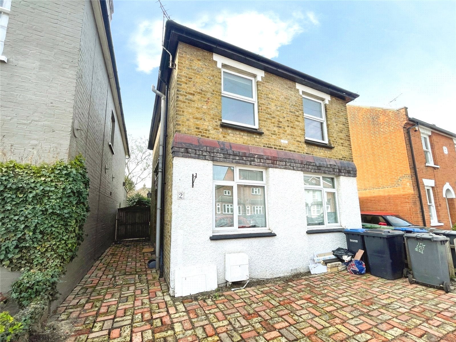 Flat Queen's Road in Borough of Runnymede