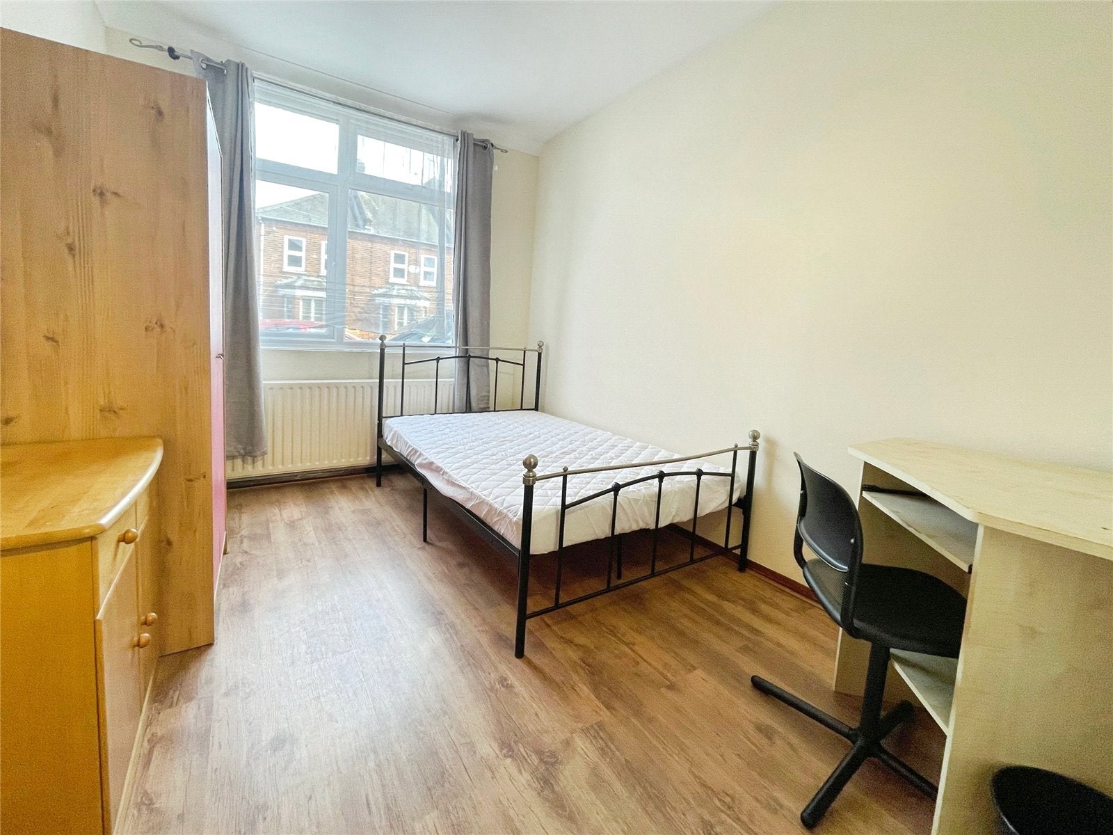 Flat Queen's Road in Borough of Runnymede