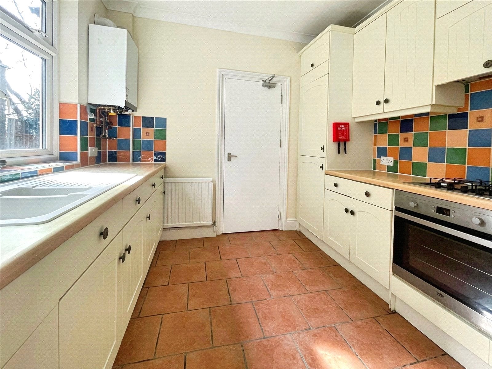 Flat Queen's Road in Borough of Runnymede