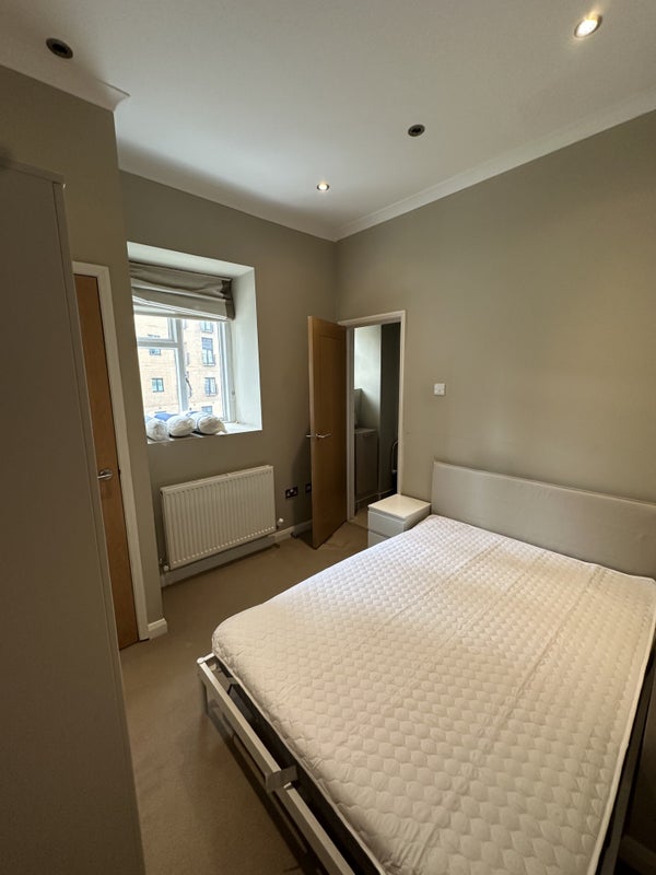 Flat Emperor's Gate in Greater London