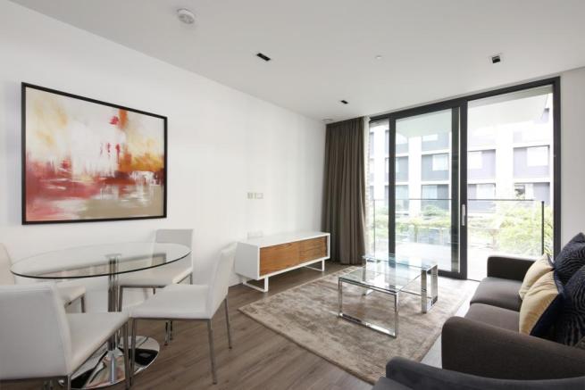 Flat Piazza Walk in Greater London