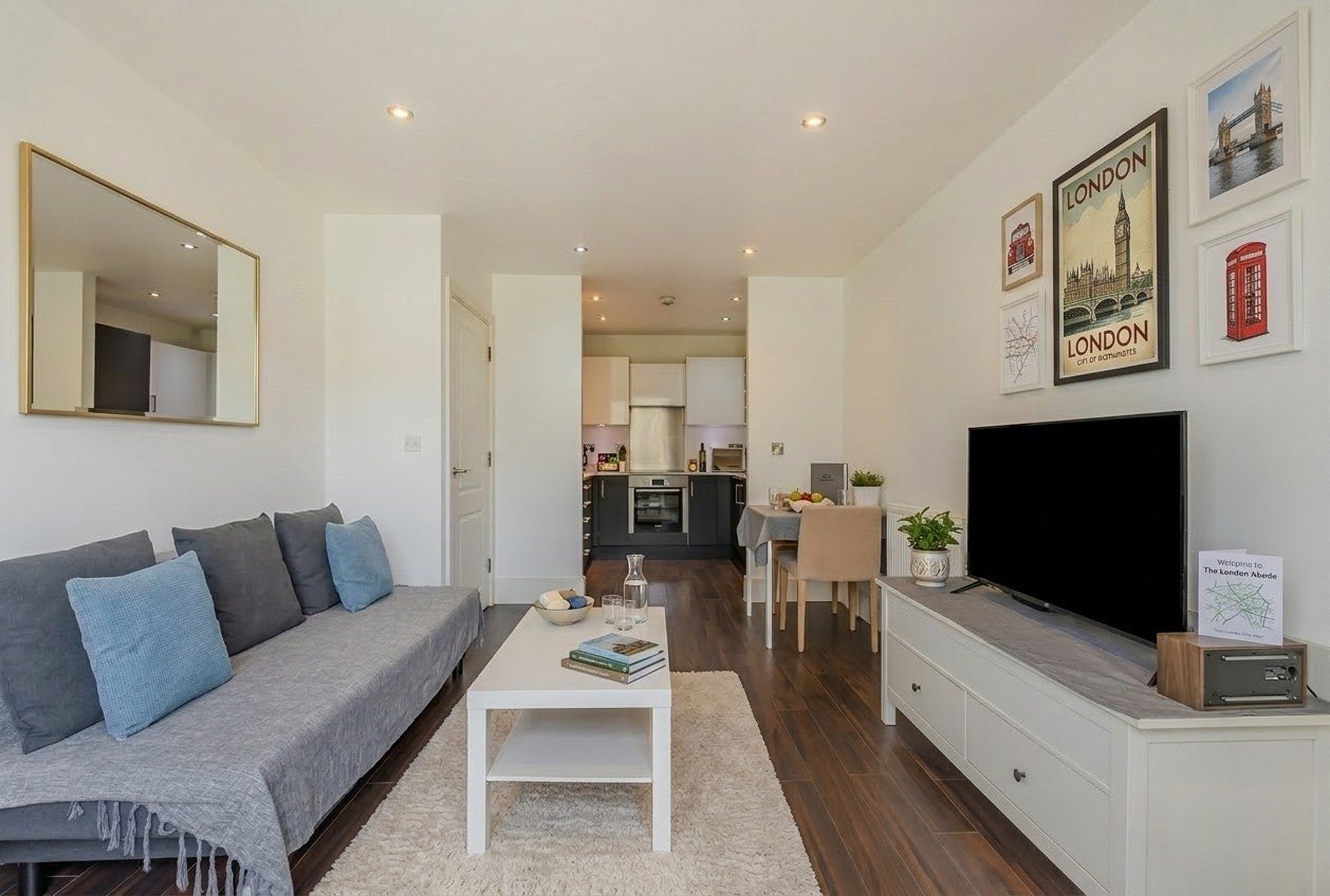Flat Axio Way in Greater London