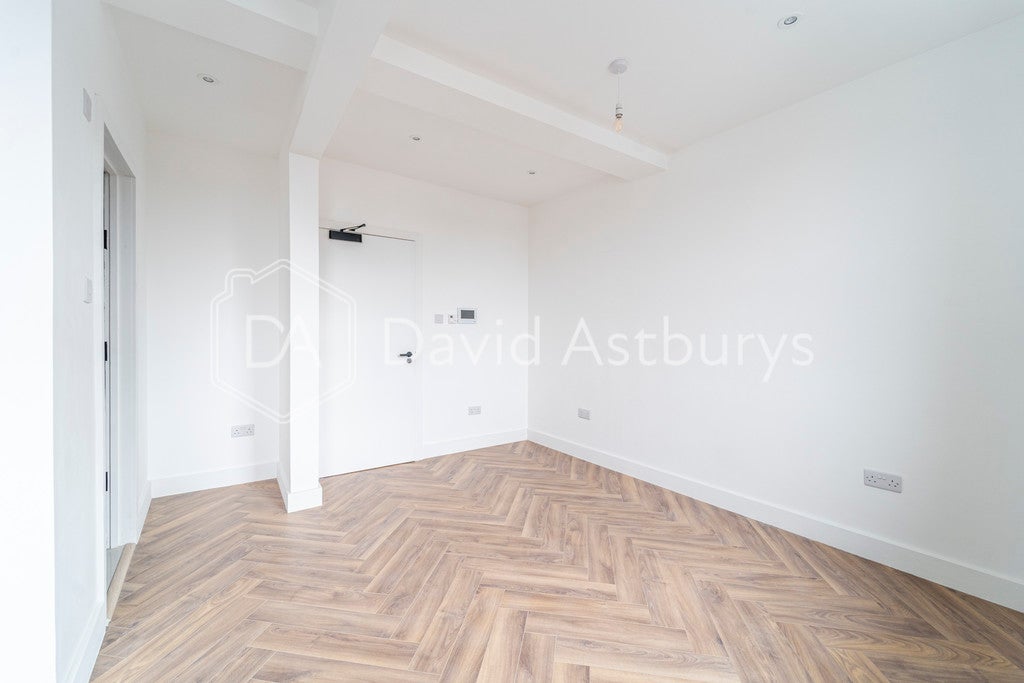 Flat Marlborough Road in Greater London