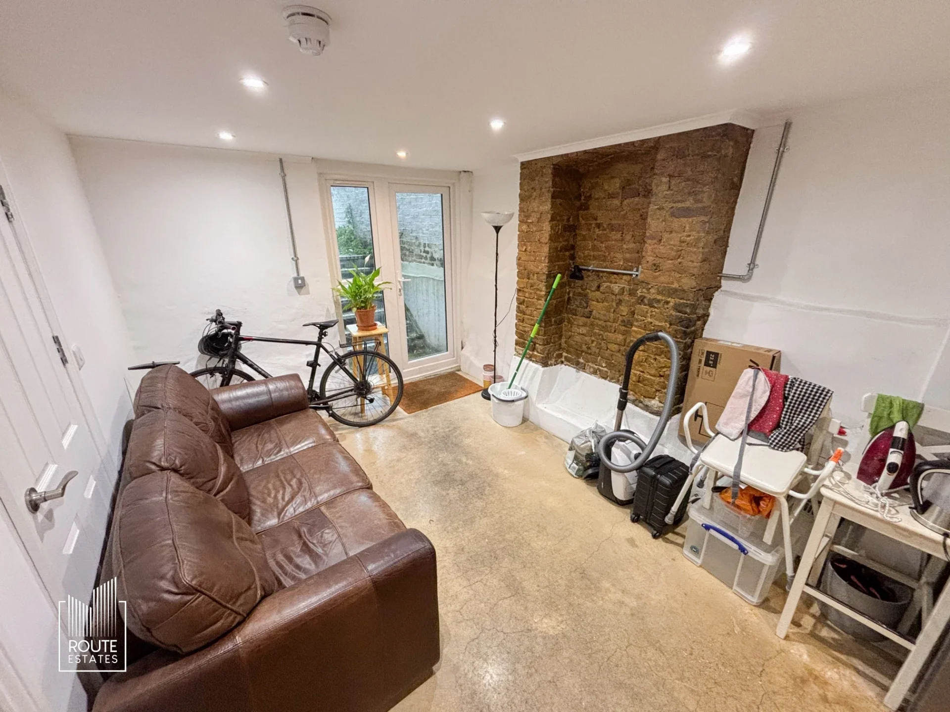 Room Martaban Road in Greater London