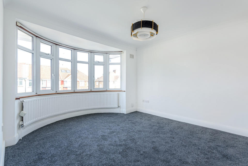 Flat Eastcote Avenue in Greater London