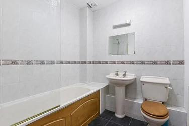 Flat Grange Road in Greater London