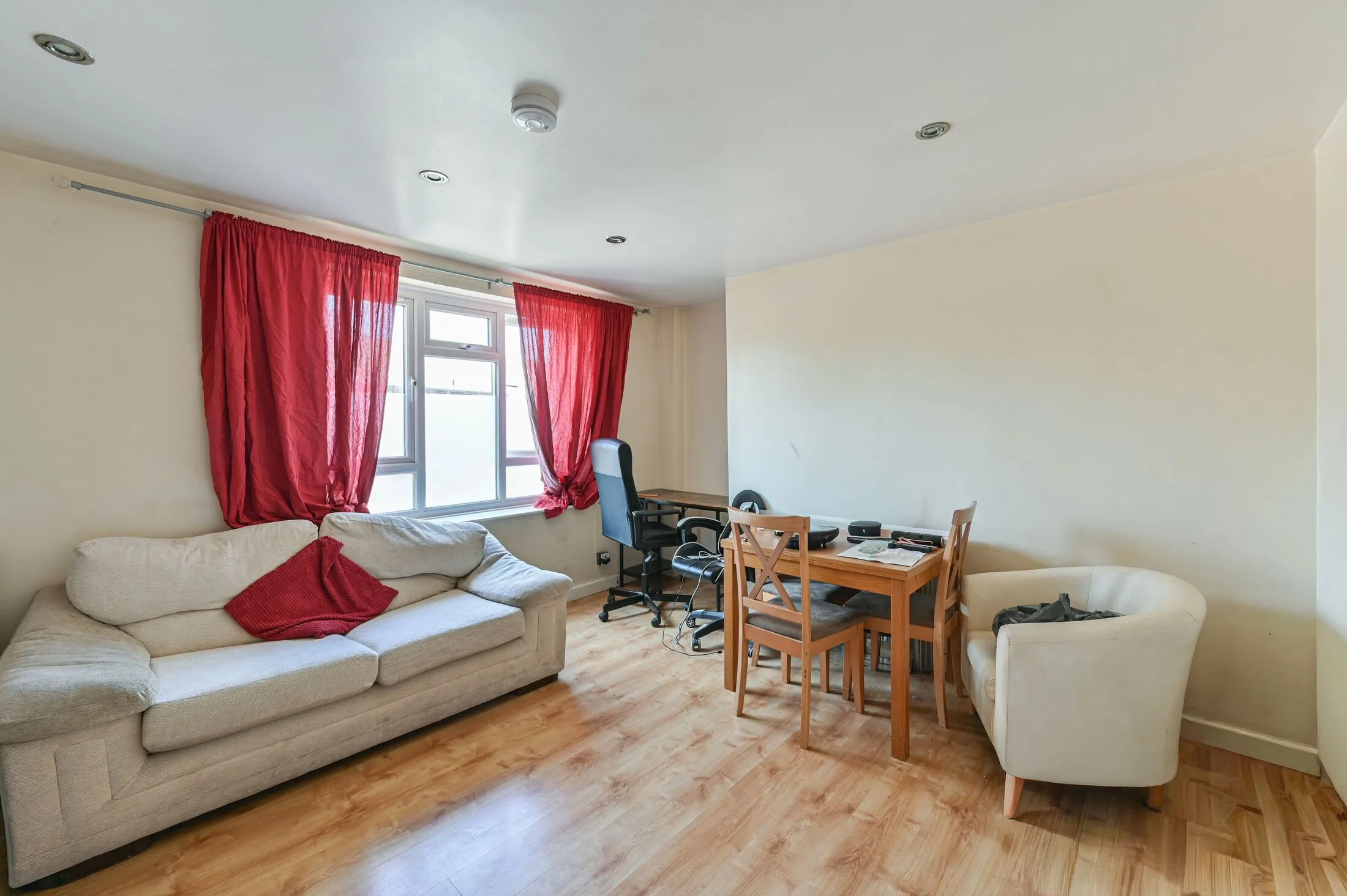 Flat Hazelhurst Road in Greater London