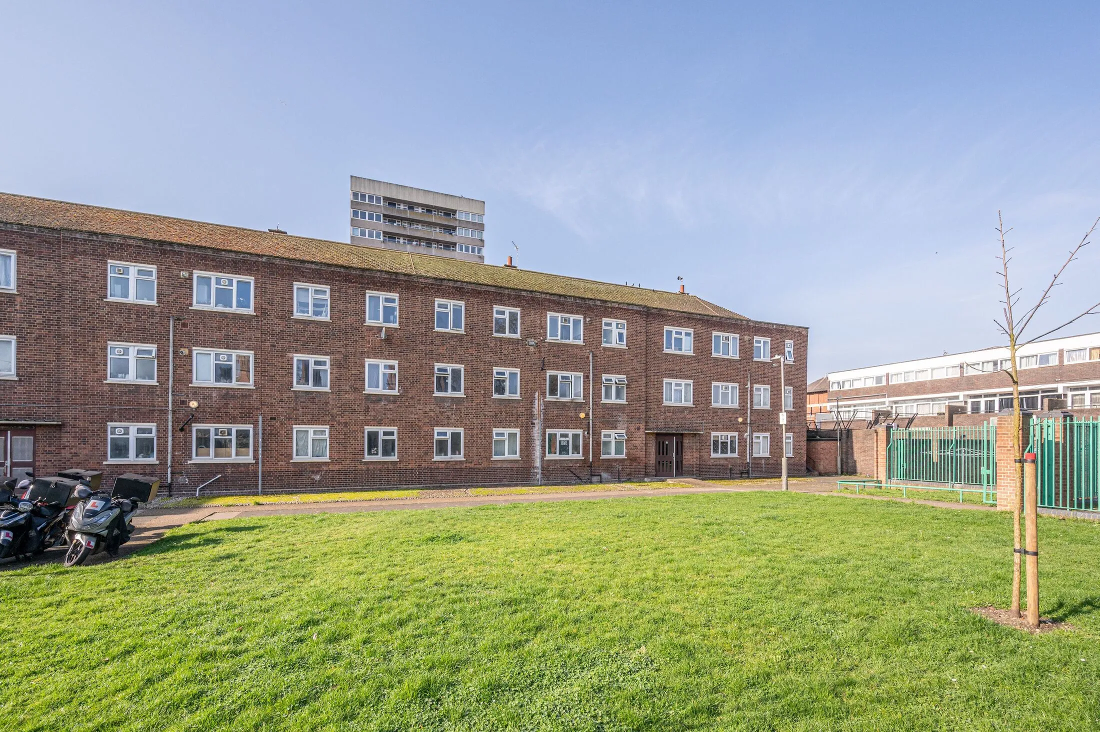 Flat Hazelhurst Road in Greater London