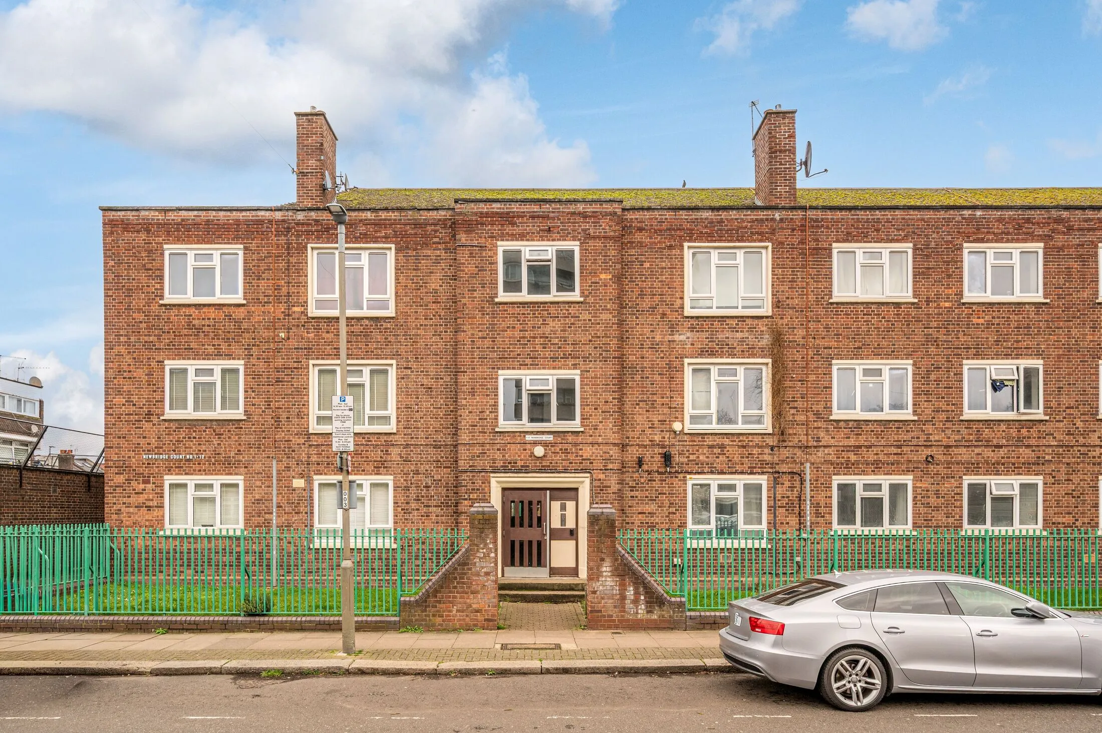 Flat Hazelhurst Road in Greater London