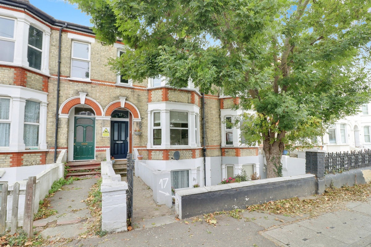 Flat Nevendon Road in Wickford