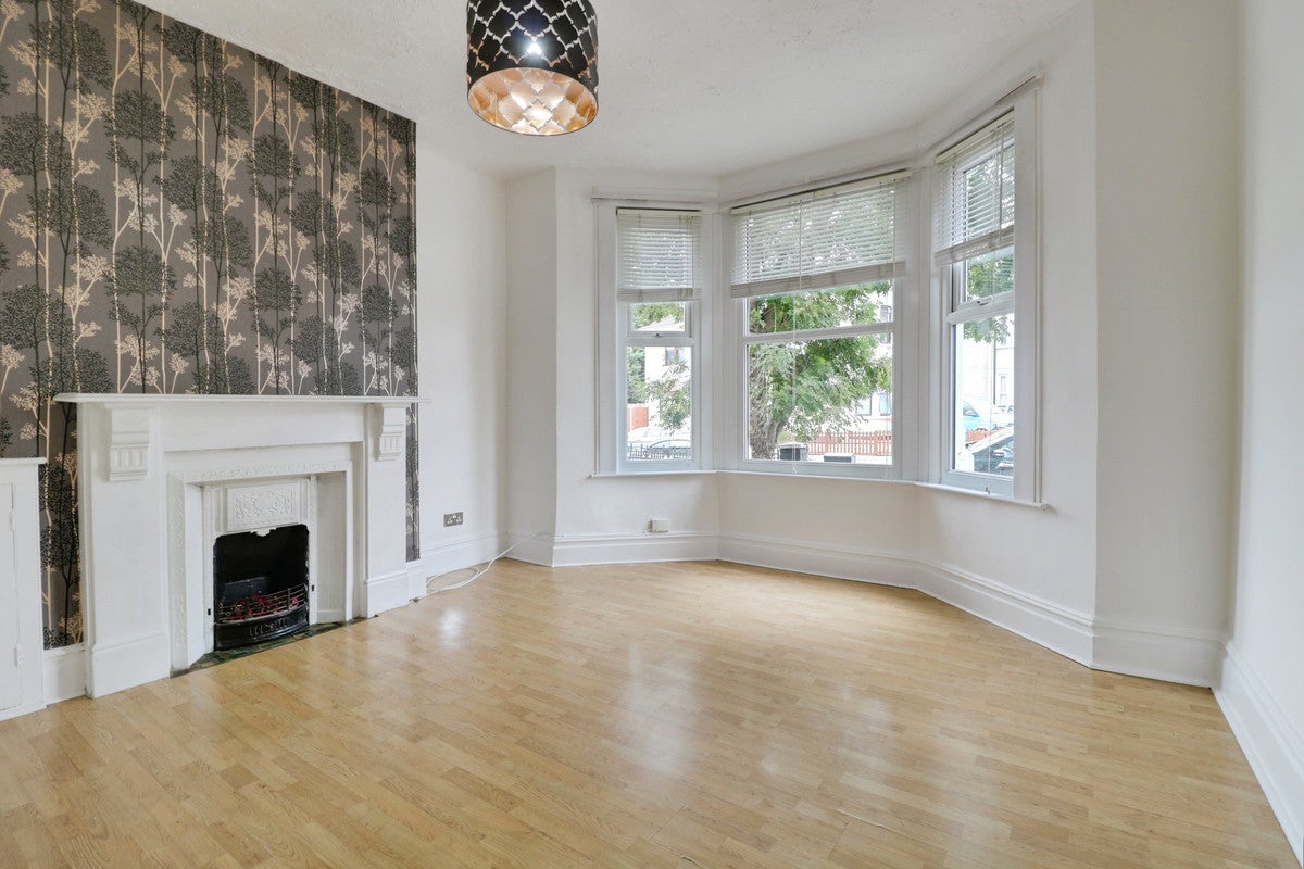 Flat Nevendon Road in Wickford