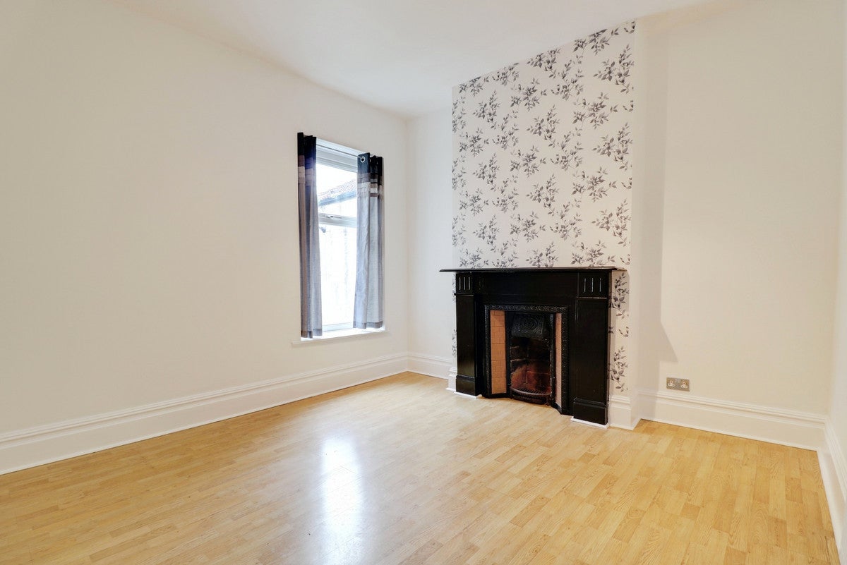 Flat Nevendon Road in Wickford