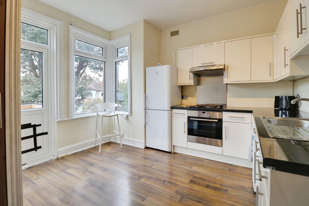 Flat Nevendon Road in Wickford