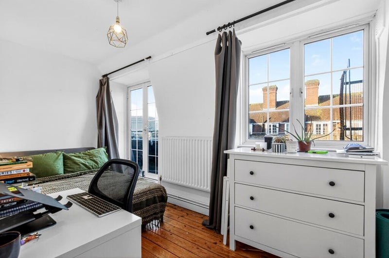 Room Harmood Place in Greater London
