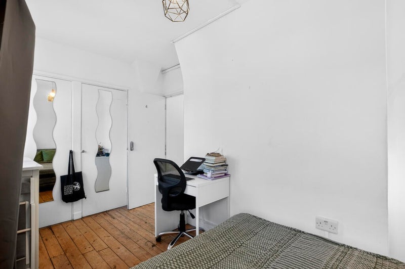 Room Harmood Place in Greater London