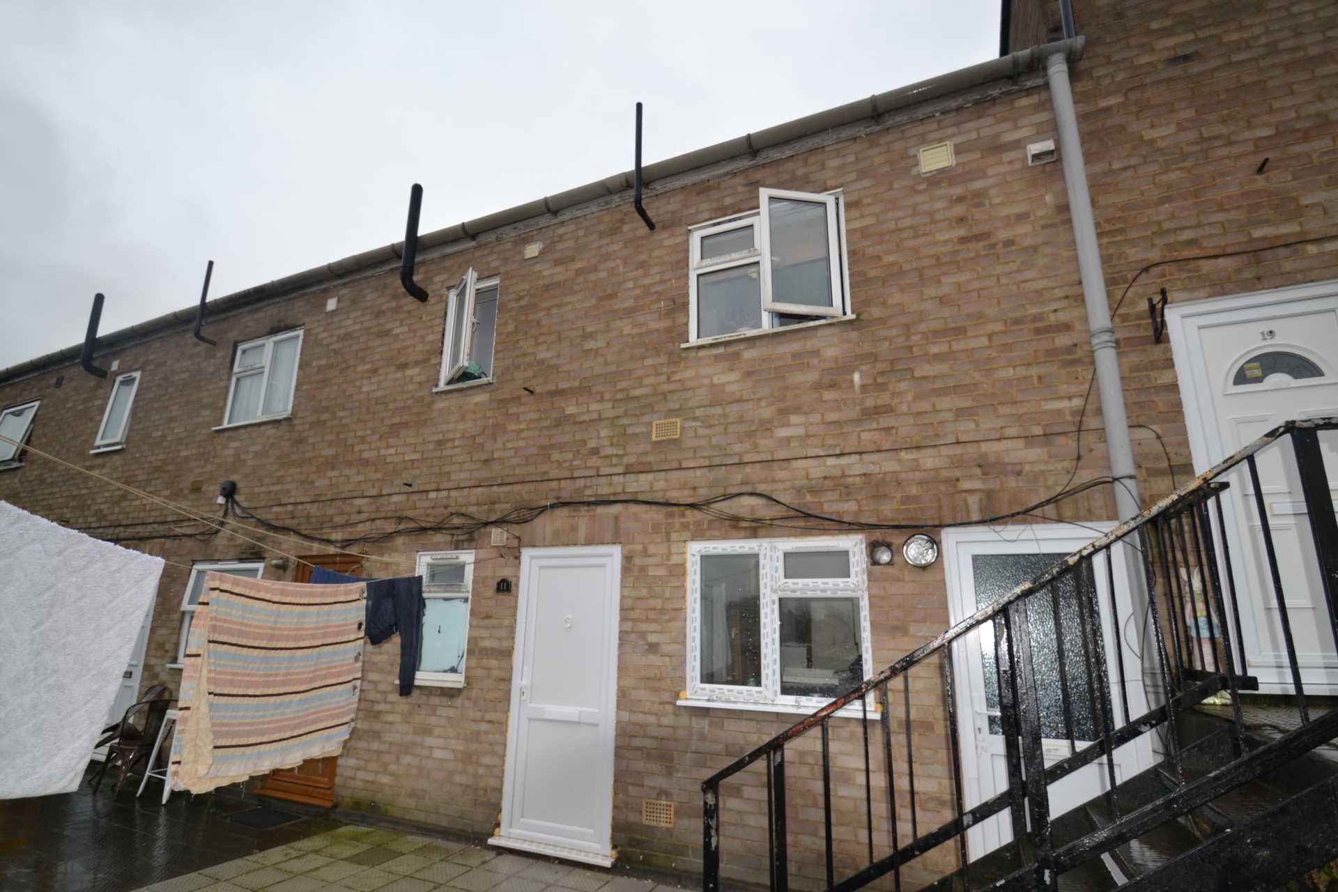 Flat Fairfield Road in Greater London