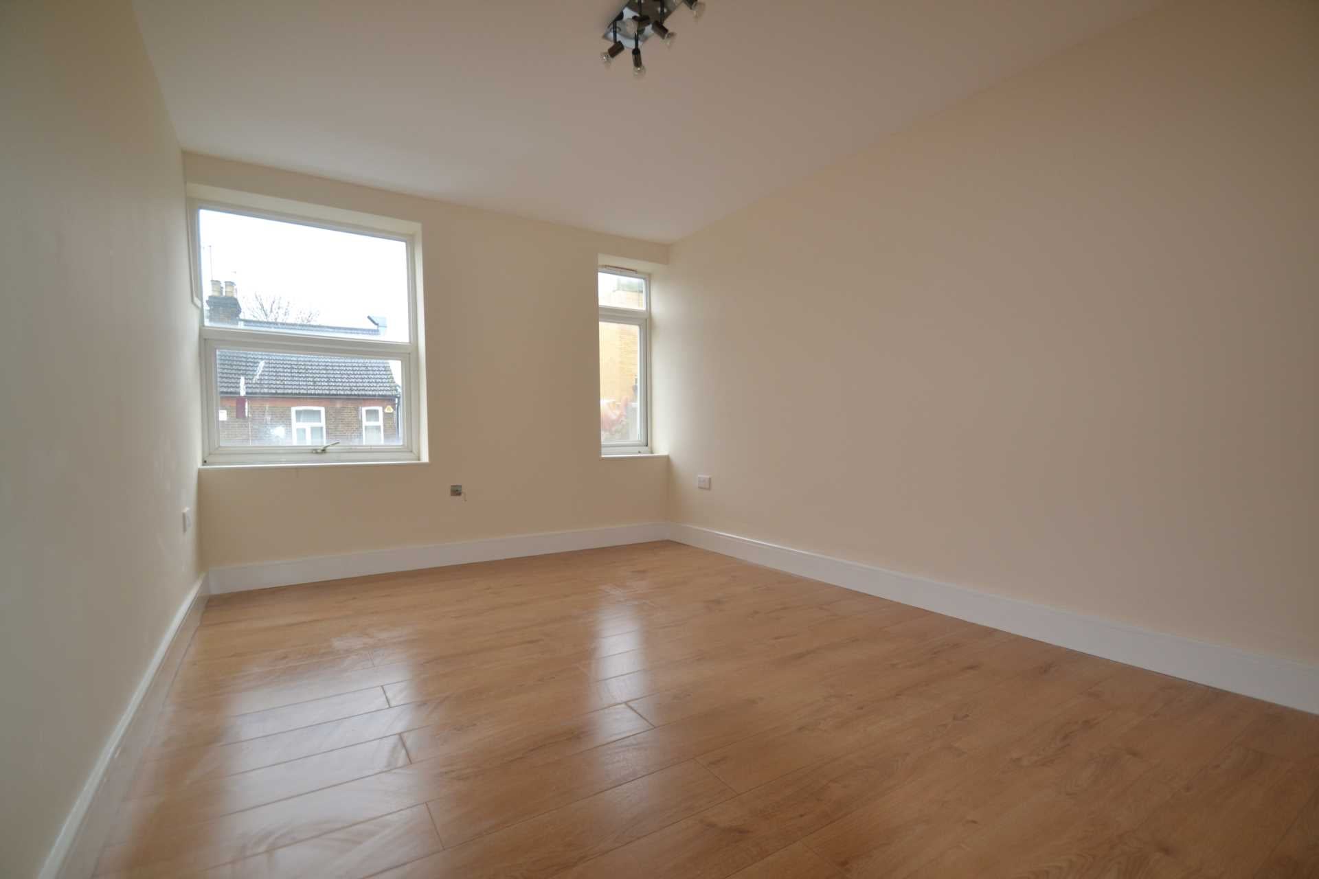 Flat Fairfield Road in Greater London
