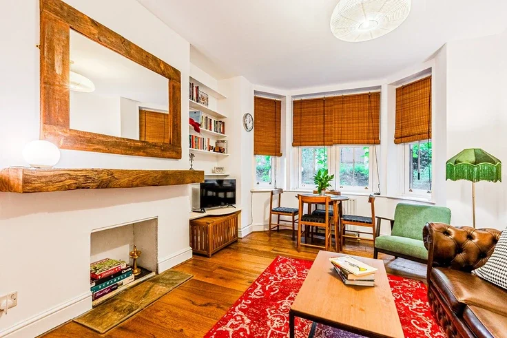 Flat Victoria Park Square in Greater London
