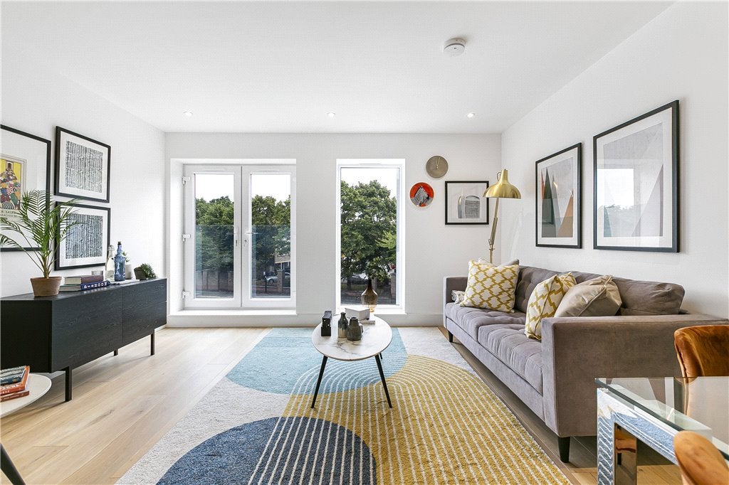 Flat Windmill Place in Greater London
