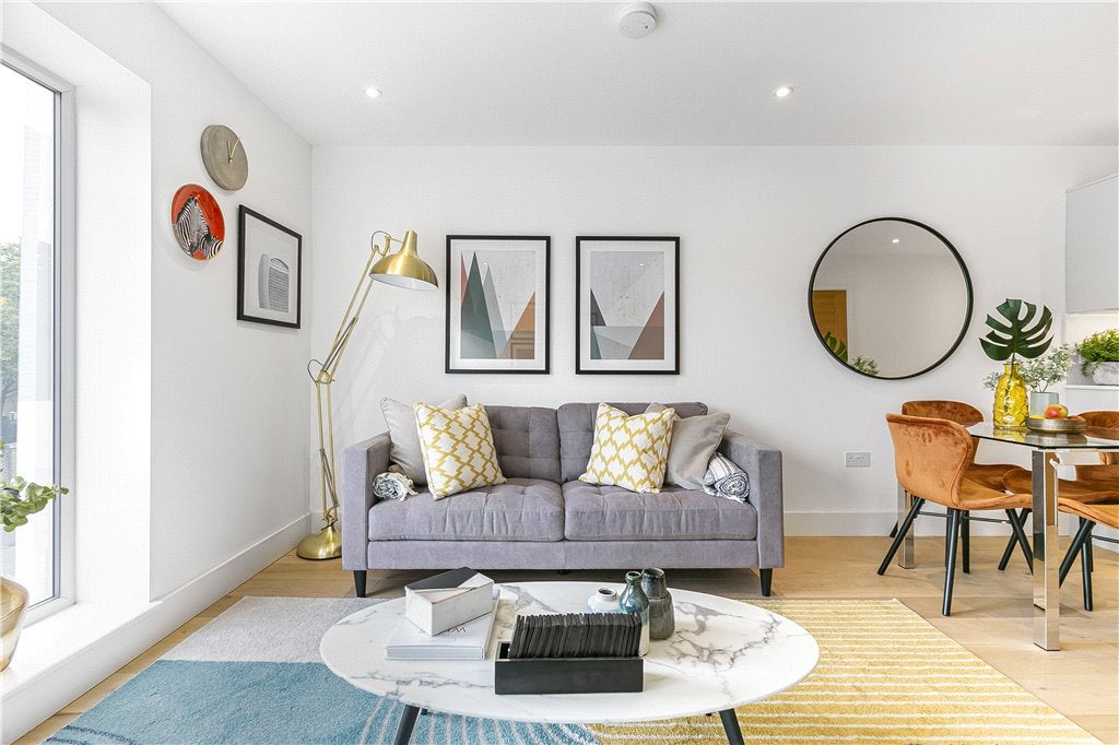 Flat Windmill Place in Greater London