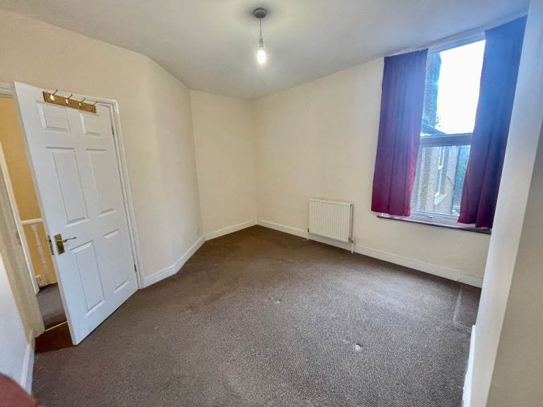 Flat Pinner Road in Greater London