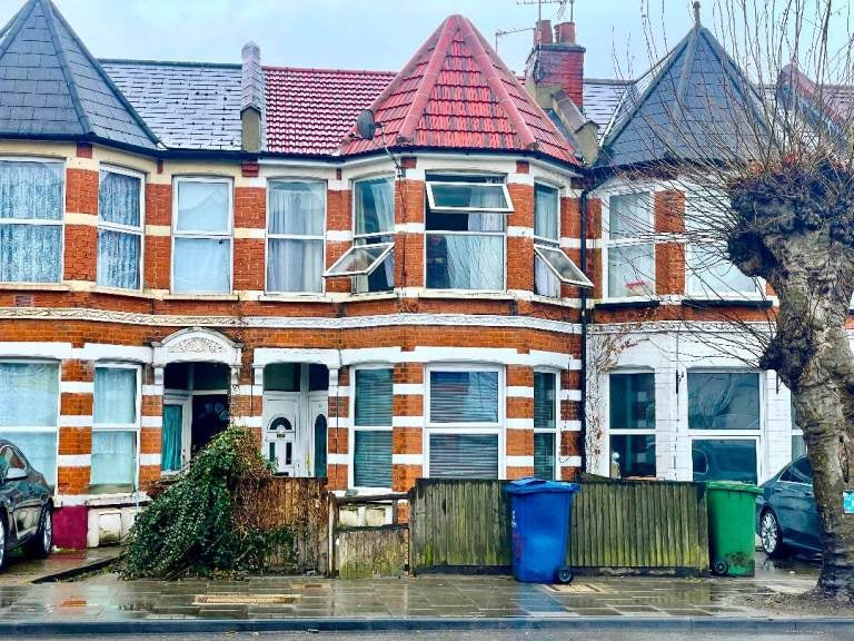 Flat Pinner Road in Greater London