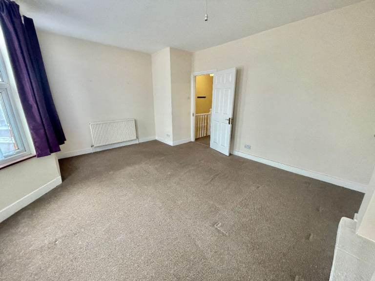 Flat Pinner Road in Greater London