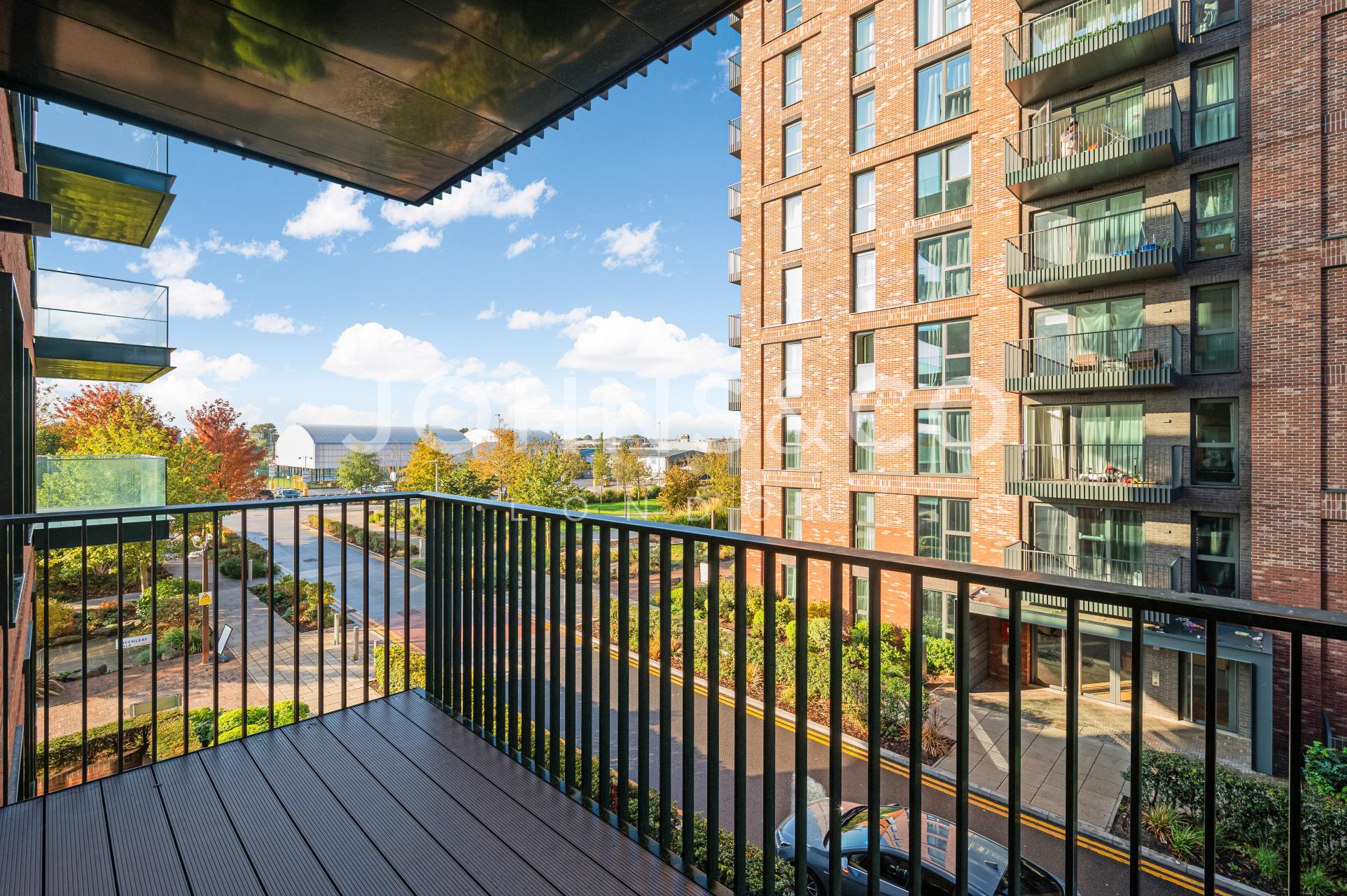 Flat Greenleaf Walk in Greater London