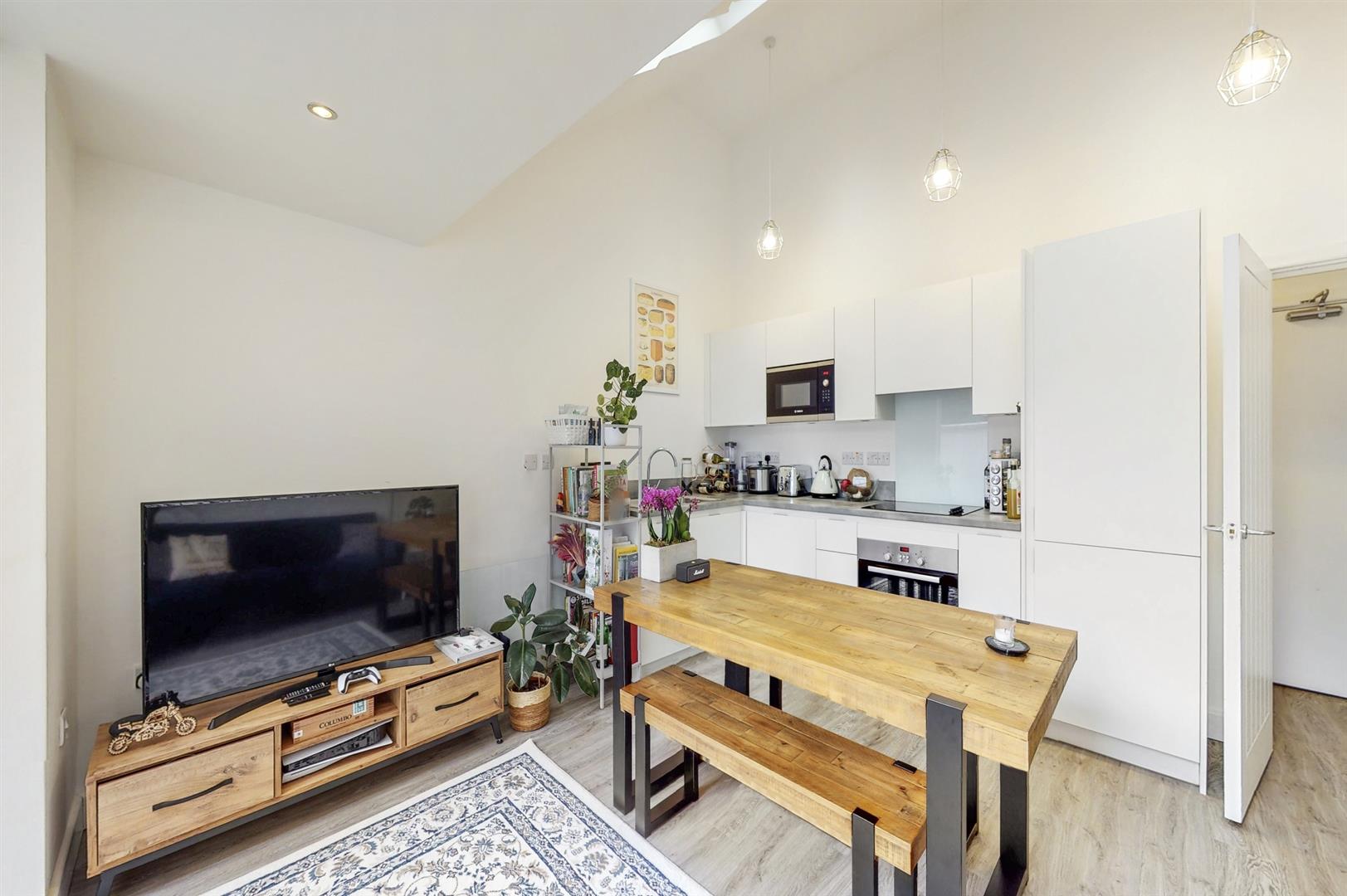 Flat Hackney Road in Greater London