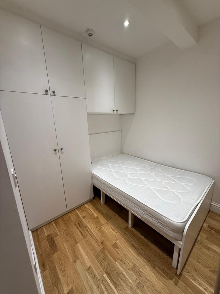Flat Holland Road in Greater London