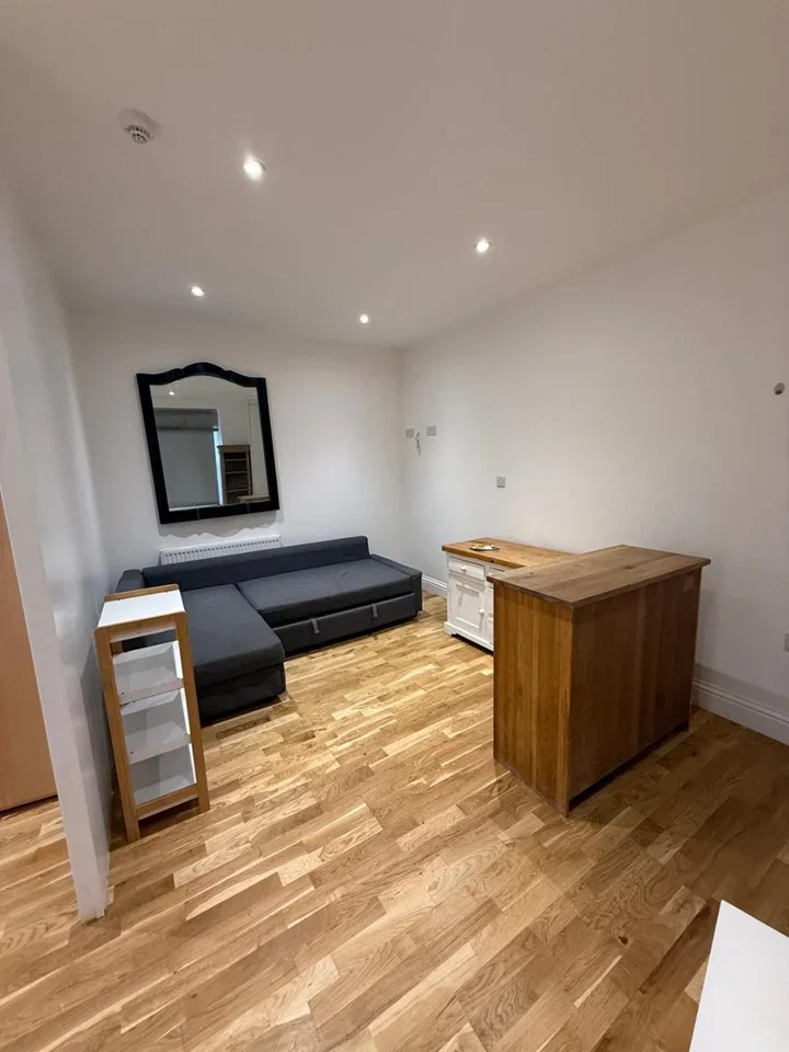 Flat Holland Road in Greater London