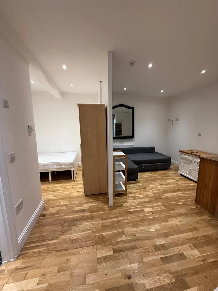 Flat Holland Road in Greater London